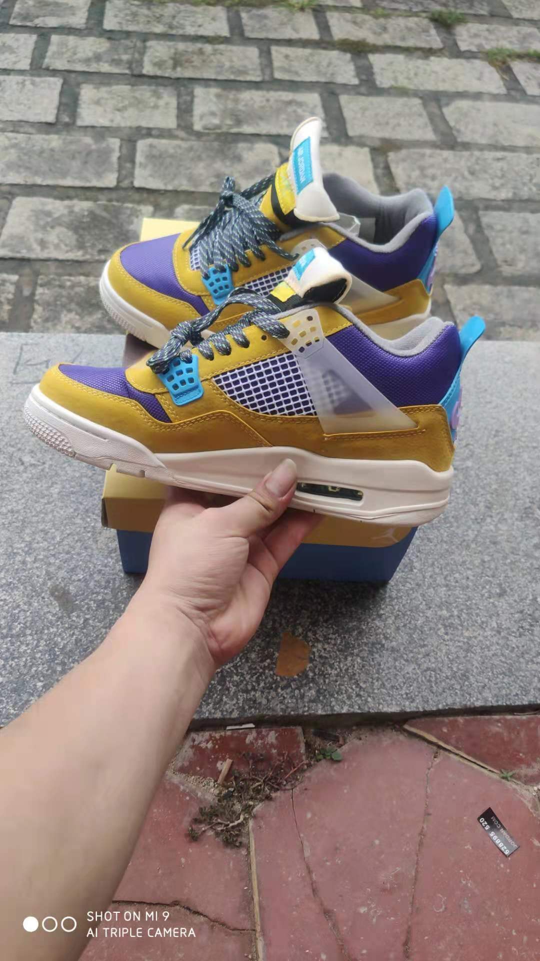 AIR JORDAN 4