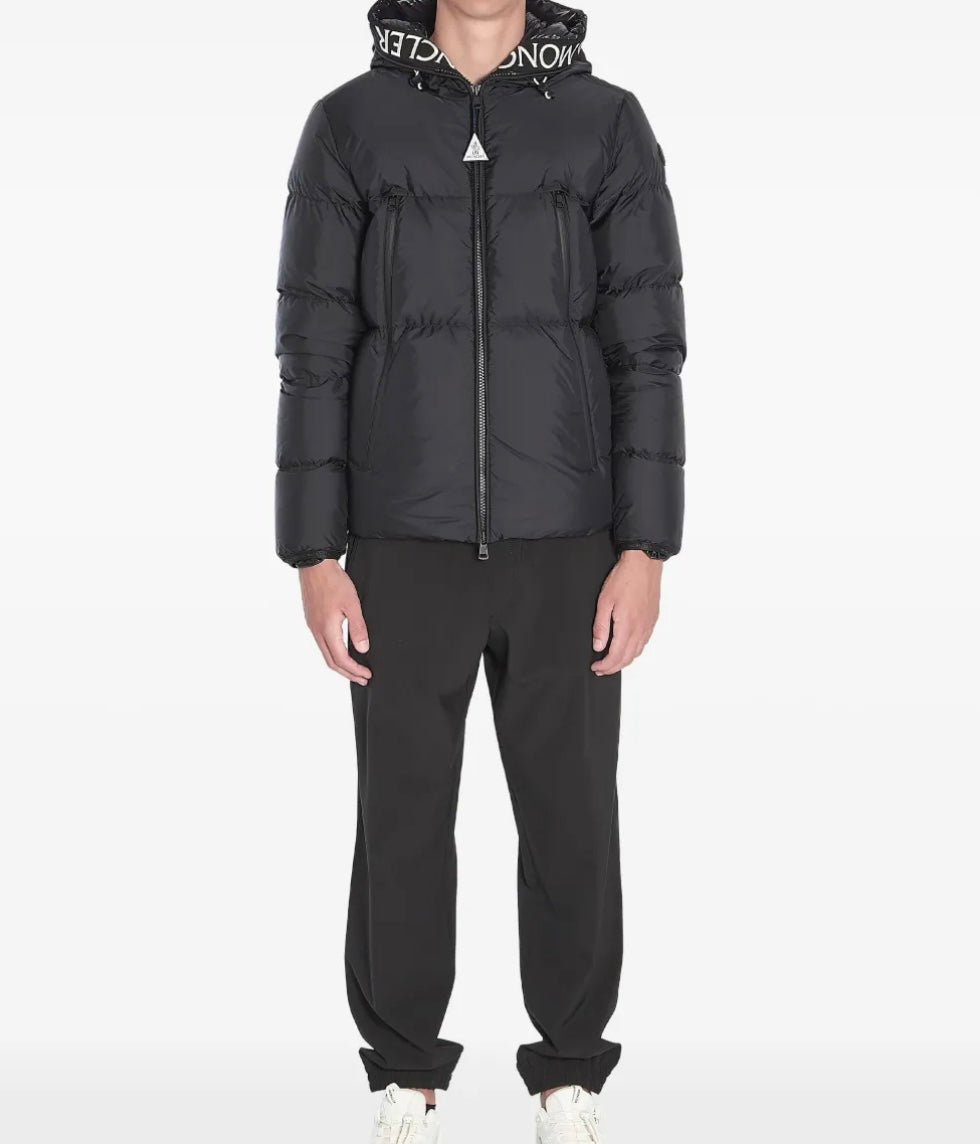 GIUBBINO MONCLER UOMO NERO SCRITTA SUL CAPPUCCIO